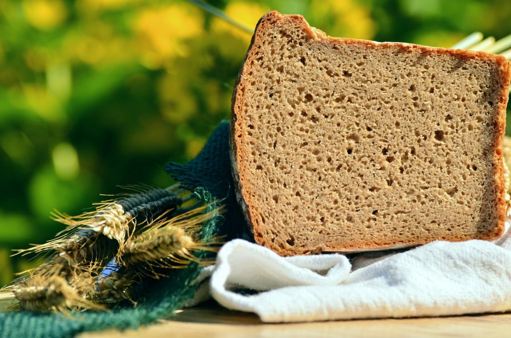 miếng bánh mì và lúa mạch